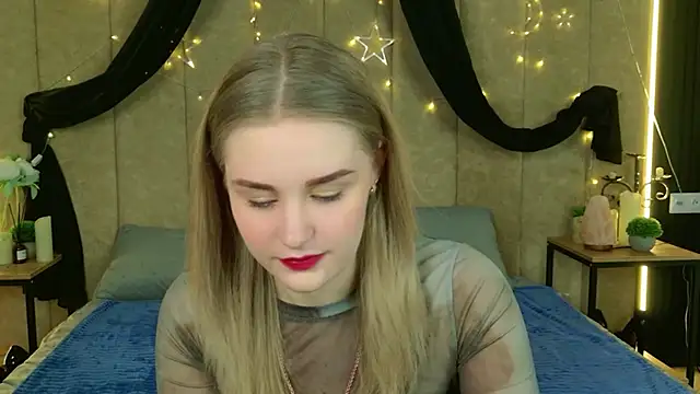 Snapshot of Molly_Voses chatting on 05-16-26, 08:52 Molly Voses online show from 05-16-26, 08:52