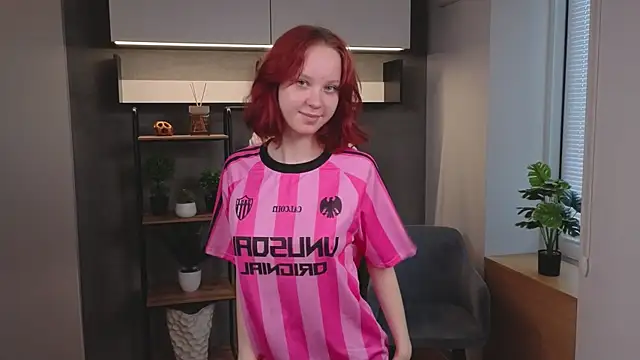 Snapshot of MaisieWillians chatting on 06-17-26, 12:00 MaisieWillians online show from 06-17-26, 12:00