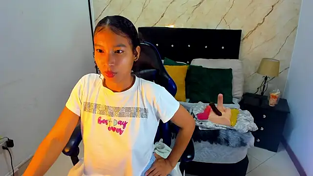 hasley cute online show from 05-20-26, 07:33