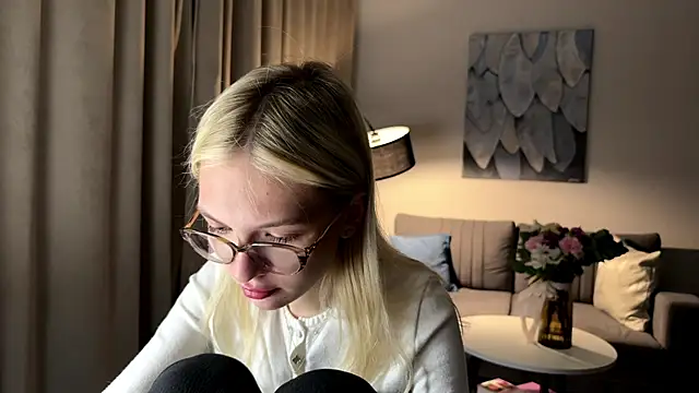 EvelineMolima online show from 04-28-26, 06:12
