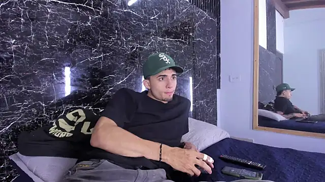 Snapshot of James-06 chatting on 04-10-26, 11:17 James-06 online show from 04-10-26, 11:17