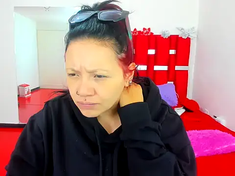 Snapshot of scarlett_red_1 chatting on 05-26-26, 04:38 scarlett red 1 online show from 05-26-26, 04:38