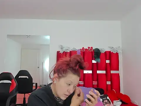 Snapshot of scarlett_red_1 chatting on 05-12-26, 03:40 scarlett red 1 online show from 05-12-26, 03:40