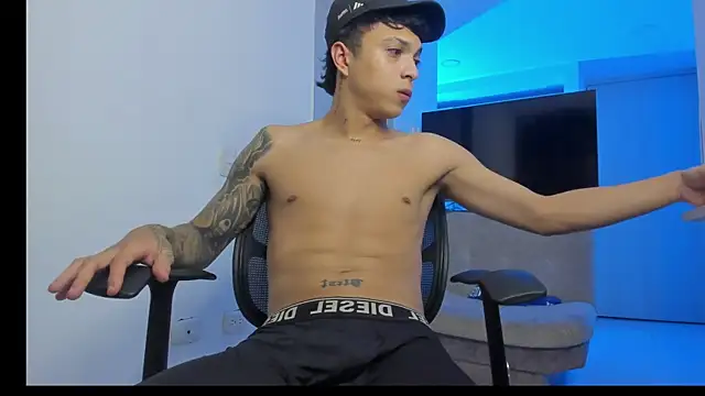 Snapshot of ZAndrew_Gold chatting on 06-14-26, 04:03 ZAndrew Gold online show from 06-14-26, 04:03