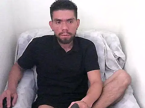 Snapshot of thomas2wood chatting on 06-26-26, 08:25 thomas2wood online show from 06-26-26, 08:25