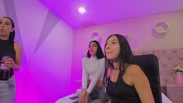 QueensSensation online show from 04-14-26, 01:16