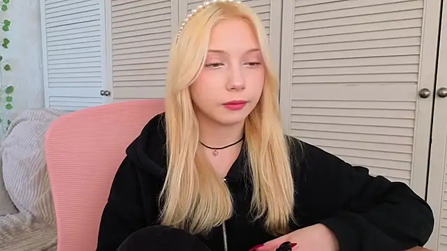 vielleee online show from 05-18-26, 02:01