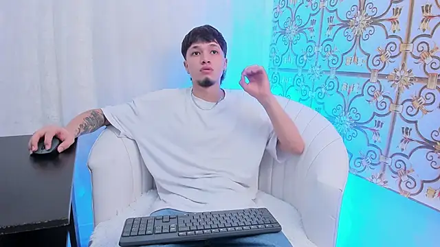 NewDannii online show from 04-08-26, 12:39