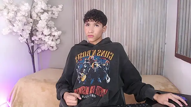 Velvet An online show from 04-12-26, 01:58