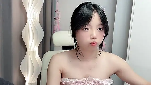 Snapshot of Xiaoqing00 chatting on 05-20-26, 02:47 Xiaoqing00 online show from 05-20-26, 02:47