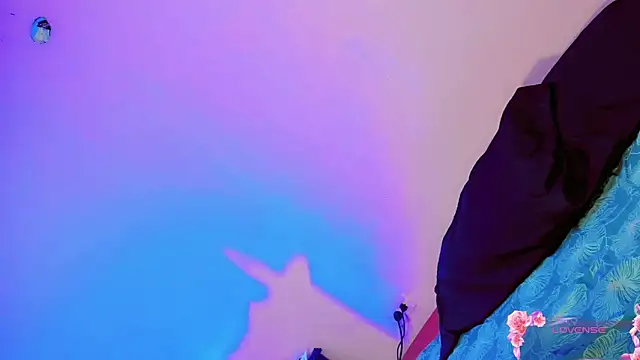 Snapshot of Tania_Baker chatting on 04-10-26, 01:40 Tania Baker online show from 04-10-26, 01:40