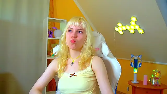 HannahHollis online show from 06-25-26, 06:18