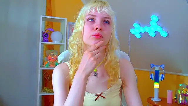 HannahHollis online show from 06-17-26, 06:13