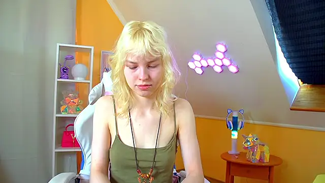 HannahHollis online show from 04-24-26, 06:15