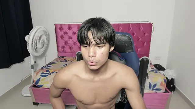 Snapshot of skinny_sam chatting on 06-15-26, 04:34 skinny sam online show from 06-15-26, 04:34