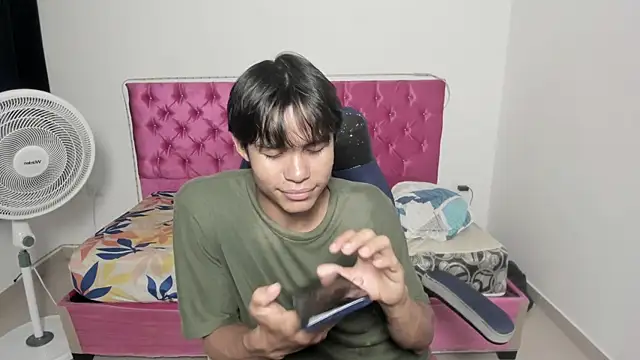 Snapshot of skinny_sam chatting on 06-10-26, 04:57 skinny sam online show from 06-10-26, 04:57