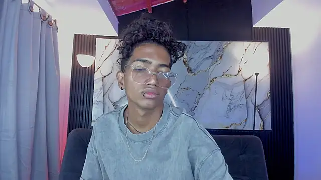 Snapshot of triiangel_latinboy chatting on 05-17-26, 01:11 triiangel latinboy online show from 05-17-26, 01:11