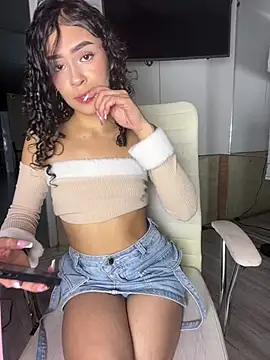 AlanaMartinez Pink online show from 05-29-26, 02:06