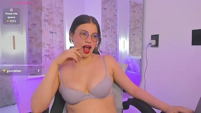 liiliie petite online show from 05-12-26, 07:31