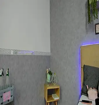 Snapshot of RoxaneBrown chatting on 07-18-26, 01:09 RoxaneBrown online show from 07-18-26, 01:09