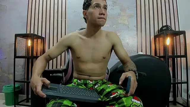 Snapshot of JamesRoadd chatting on 04-09-26, 04:25 JamesRoadd online show from 04-09-26, 04:25