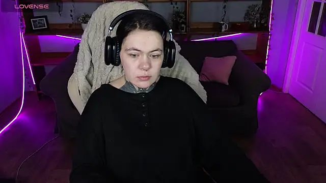Snapshot of QwertyAnnie_Lbo chatting on 04-12-26, 05:05 QwertyAnnie Lbo online show from 04-12-26, 05:05