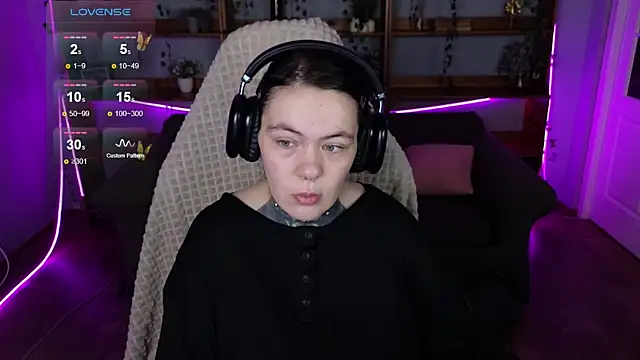 Snapshot of QwertyAnnie_Lbo chatting on 04-10-26, 01:34 QwertyAnnie Lbo online show from 04-10-26, 01:34