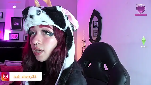 Snapshot of Leah_cherry chatting on 05-17-26, 08:42 Leah cherry online show from 05-17-26, 08:42