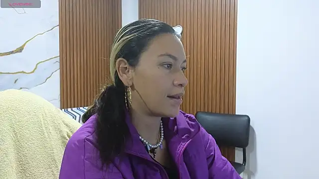 Snapshot of alonddra_tay chatting on 06-17-26, 12:15 alonddra tay online show from 06-17-26, 12:15