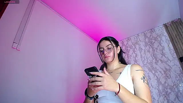 Snapshot of Miss_Merlin_ chatting on 04-19-26, 04:24 Miss Merlin online show from 04-19-26, 04:24