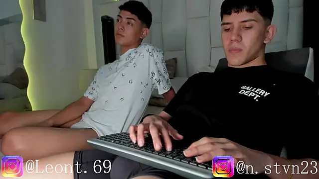 Snapshot of Poison_Boys chatting on 04-15-26, 04:00 Poison Boys online show from 04-15-26, 04:00