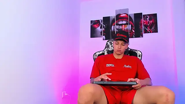 eithan boy  online show from 06-12-26, 11:41