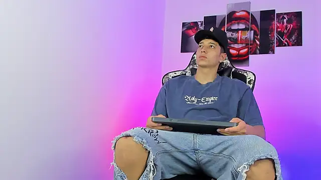 eithan boy  online show from 06-19-26, 11:38
