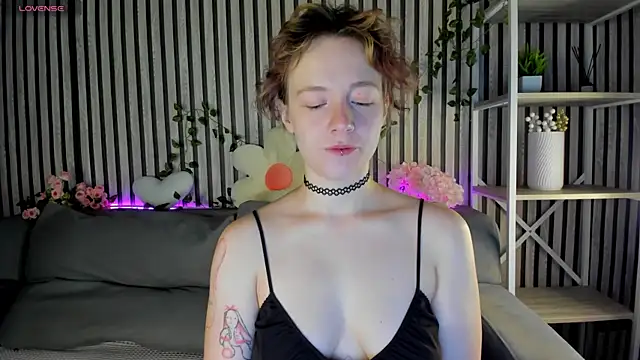 Snapshot of Ricki_Bloom chatting on 07-16-26, 01:13 Ricki Bloom online show from 07-16-26, 01:13
