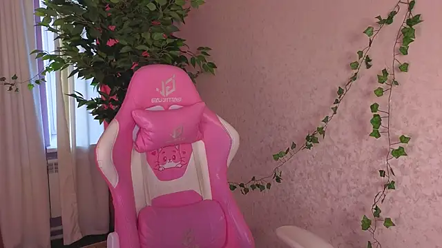 Snapshot of Ricki_Bloom chatting on 06-19-26, 01:11 Ricki Bloom online show from 06-19-26, 01:11
