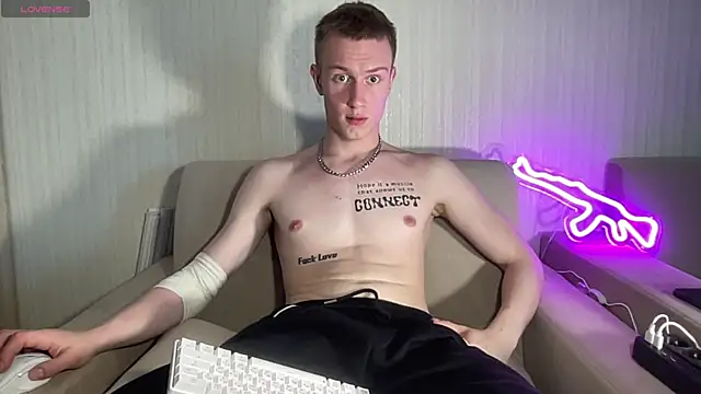 Snapshot of Travis_Gracile chatting on 06-15-26, 09:09 Travis Gracile online show from 06-15-26, 09:09