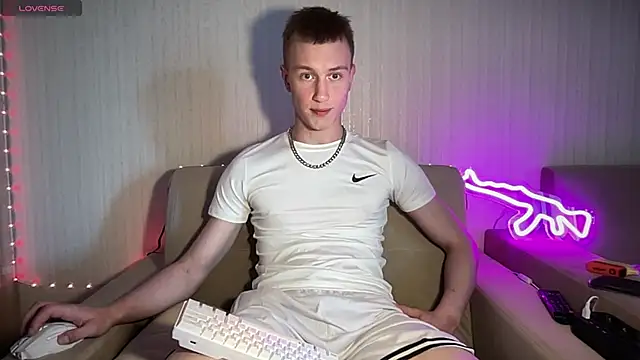Snapshot of Travis_Gracile chatting on 06-18-26, 08:57 Travis Gracile online show from 06-18-26, 08:57