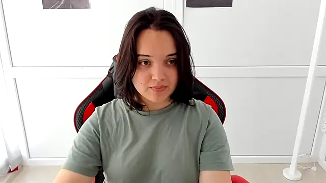 Snapshot of Caroline_cutte chatting on 05-19-26, 06:53 Caroline cutte online show from 05-19-26, 06:53