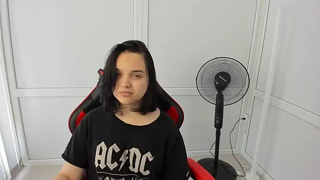 Snapshot of Caroline_cutte chatting on 06-18-26, 06:45 Caroline cutte online show from 06-18-26, 06:45