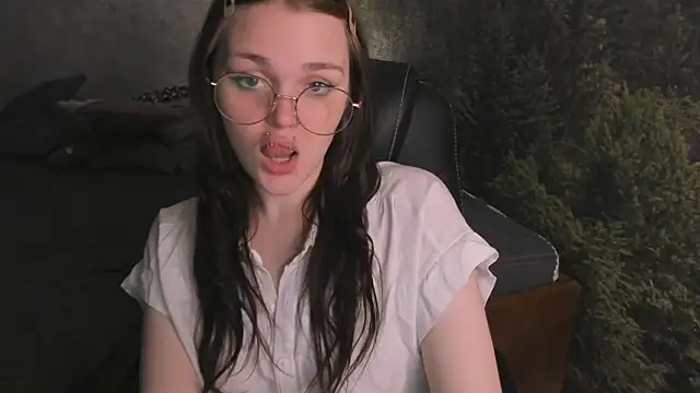 Emilly Hiil online show from 05-29-26, 01:00
