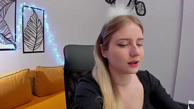Liacandy  online show from 04-18-26, 01:41
