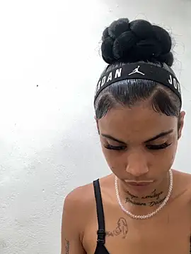 Snapshot of La_reynazendeya_ chatting on 06-16-26, 01:22 La reynazendeya online show from 06-16-26, 01:22