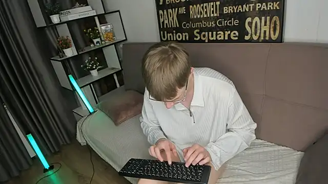 TwinkWhite online show from 05-17-26, 09:04