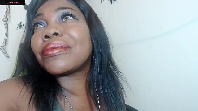 Snapshot of hotbrunettecasandra chatting on 10-27-25, 04:52 hotbrunettecasandra online show from 10-27-25, 04:52