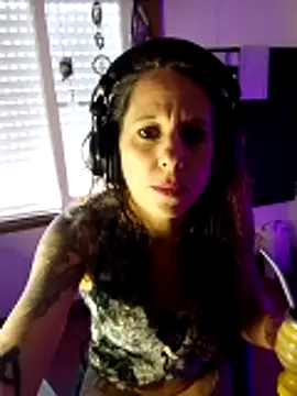 LauKiss online show from 04-11-26, 07:17