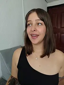 Snapshot of Mari_Rouse chatting on 05-05-26, 03:37 Mari Rouse online show from 05-05-26, 03:37