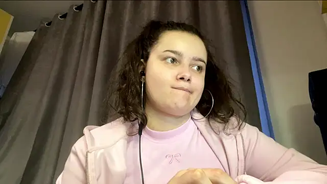 Snapshot of LonnaVandal chatting on 04-17-26, 05:49 LonnaVandal online show from 04-17-26, 05:49