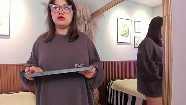 AMBERBENELLI online show from 04-16-26, 07:31