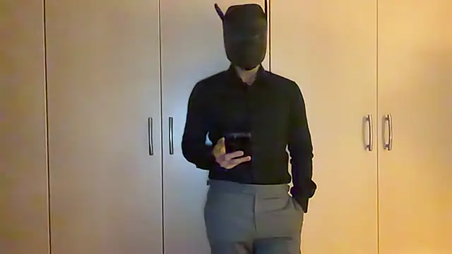 Snapshot of EastHunter chatting on 04-15-26, 12:42 EastHunter online show from 04-15-26, 12:42