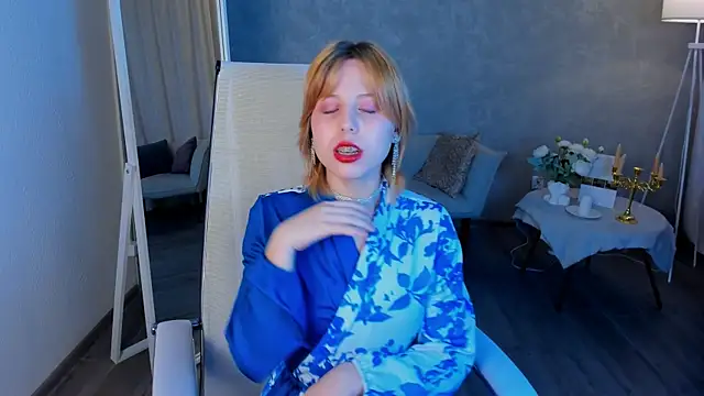 Snapshot of VivienneHebert chatting on 04-25-26, 10:07 VivienneHebert online show from 04-25-26, 10:07